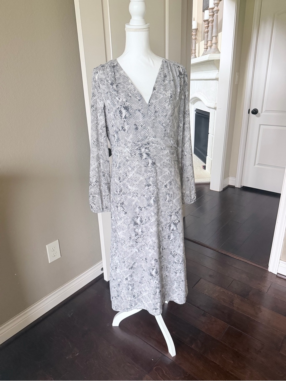 Ann Taylor V-Neck Long Sleeve Midi Dress in Gray Snake Print NWOT